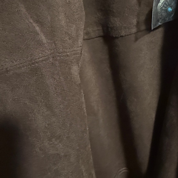 Faux Suede Fringe Trench Coat
NWOT
COLOR- Chocolate
Brown
SHYANNE - Picture 7 of 8